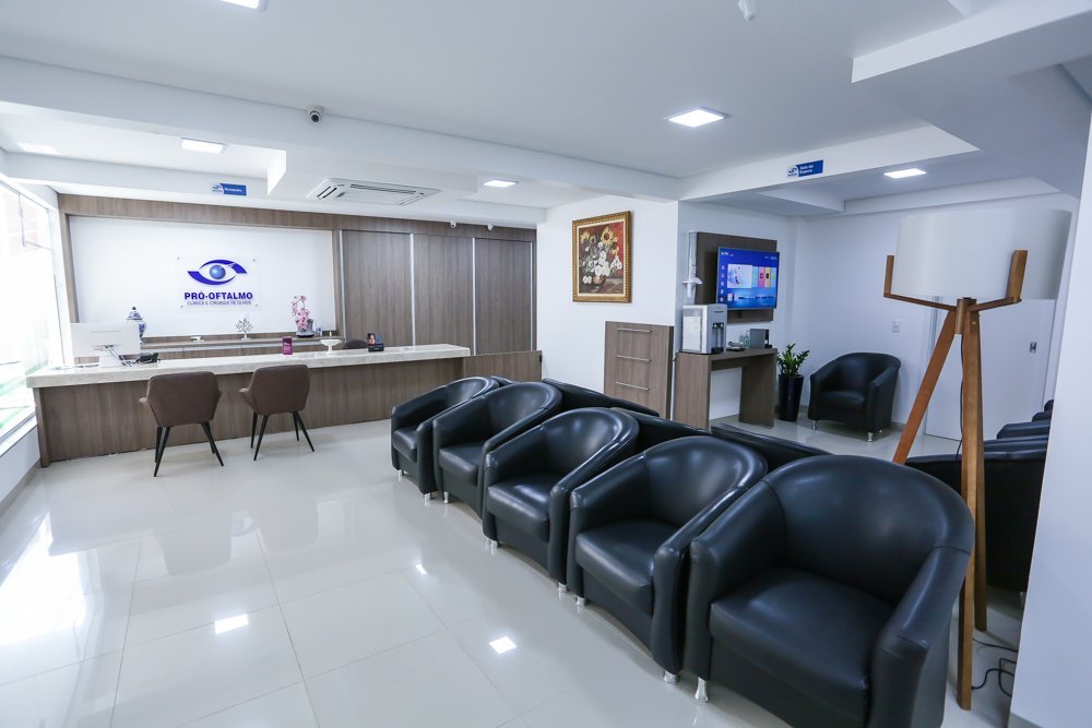 Sala de espera com poltronas de couro